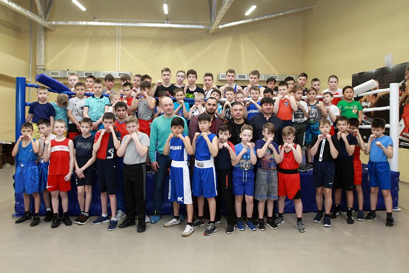 Константин Цзю с юными боксерами спортивной школы «Лидер»